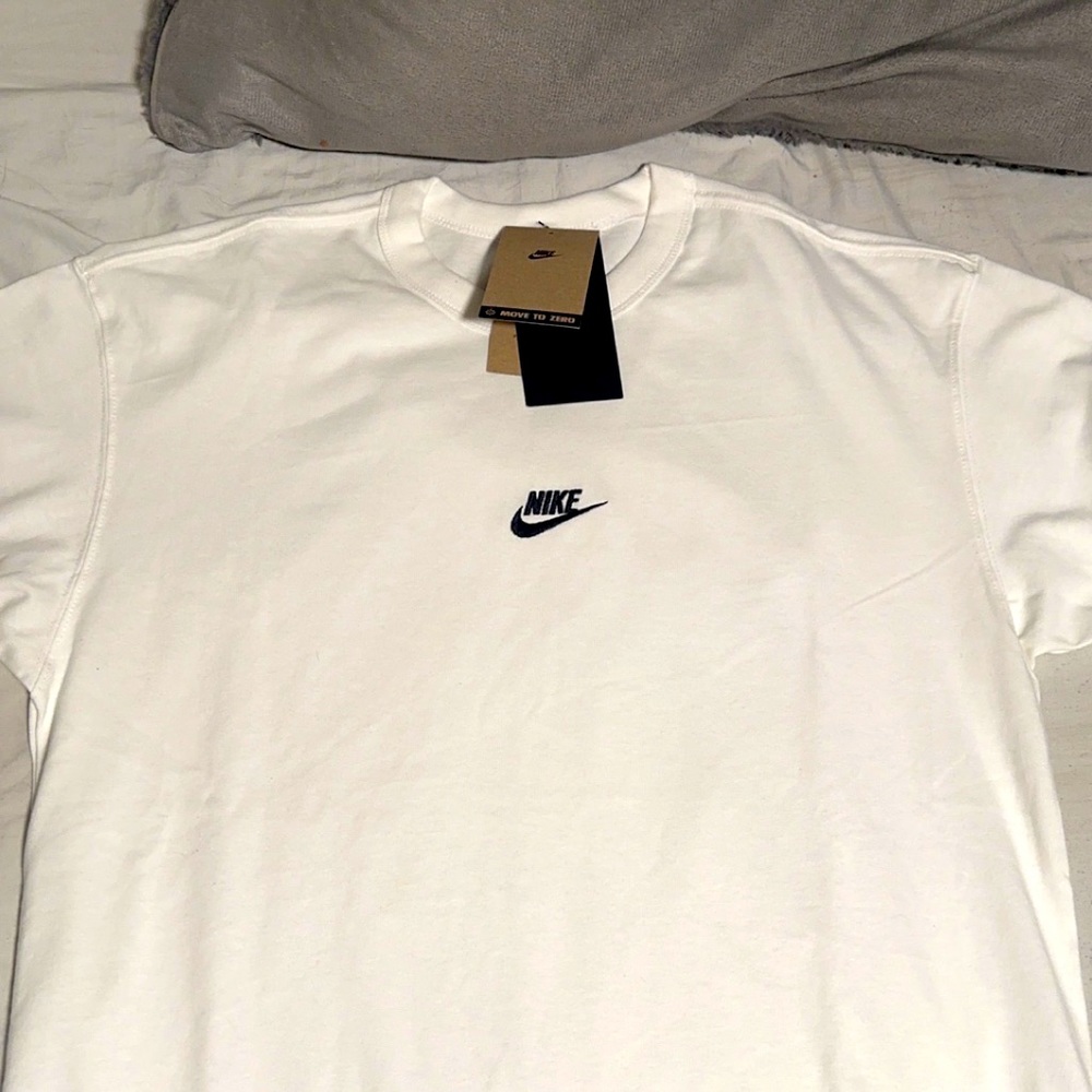 Loose Fit Size Small White Nike Tee